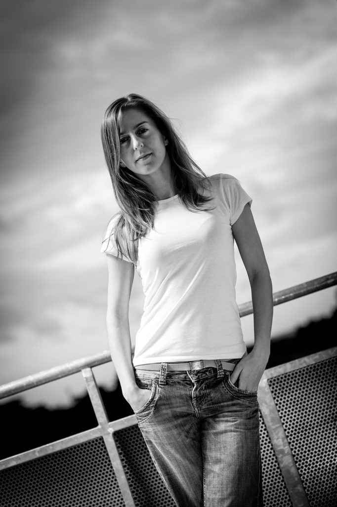 Ania portrait de jeune femme en noir et blanc © Hersey Photographe portrait Uzès Nîmes Gard