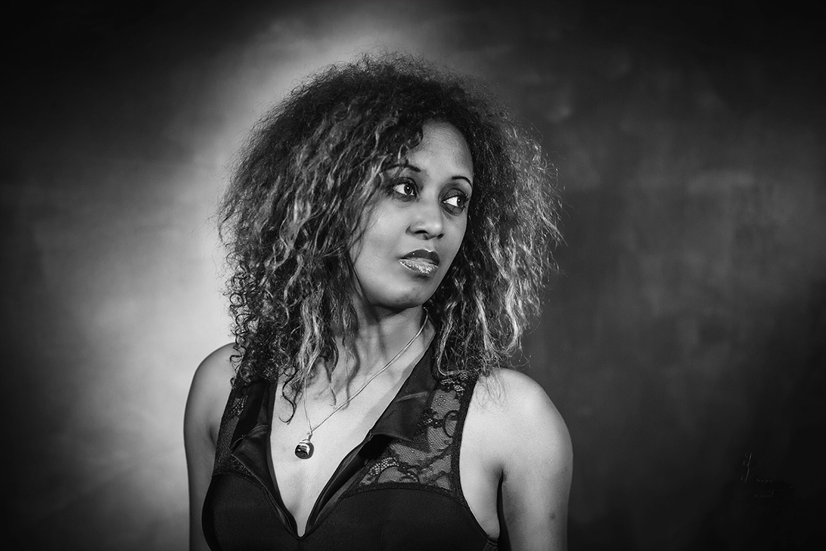 Lanto portrait studio en noir et blanc © Hersey Photographe de portrait Uzès Nîmes Gard