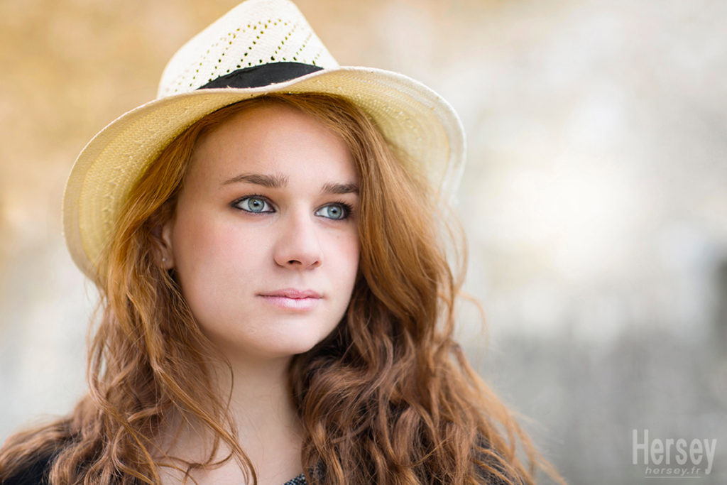 Photo portrait couleur jeune fille au chapeau © Hersey Photographe de portrait Nîmes