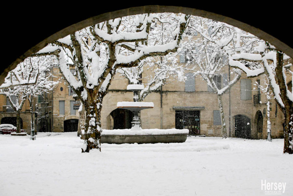 photo de la Place aux Herbes sous la neige à Uzès Gard Occitanie Sud de France © Hersey Photographe Uzès