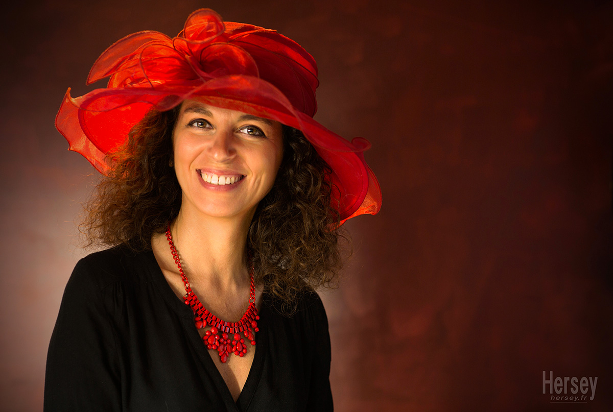 portrait de Céline en couleur - Modèle féminin avec chapeau et collier rouge © Hersey Photographe à Uzès Nîmes Gard