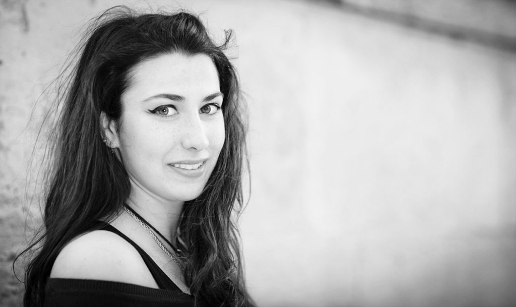 Lina portrait en noir et blanc © Hersey Photographe de portrait Uzès Nîmes Gard