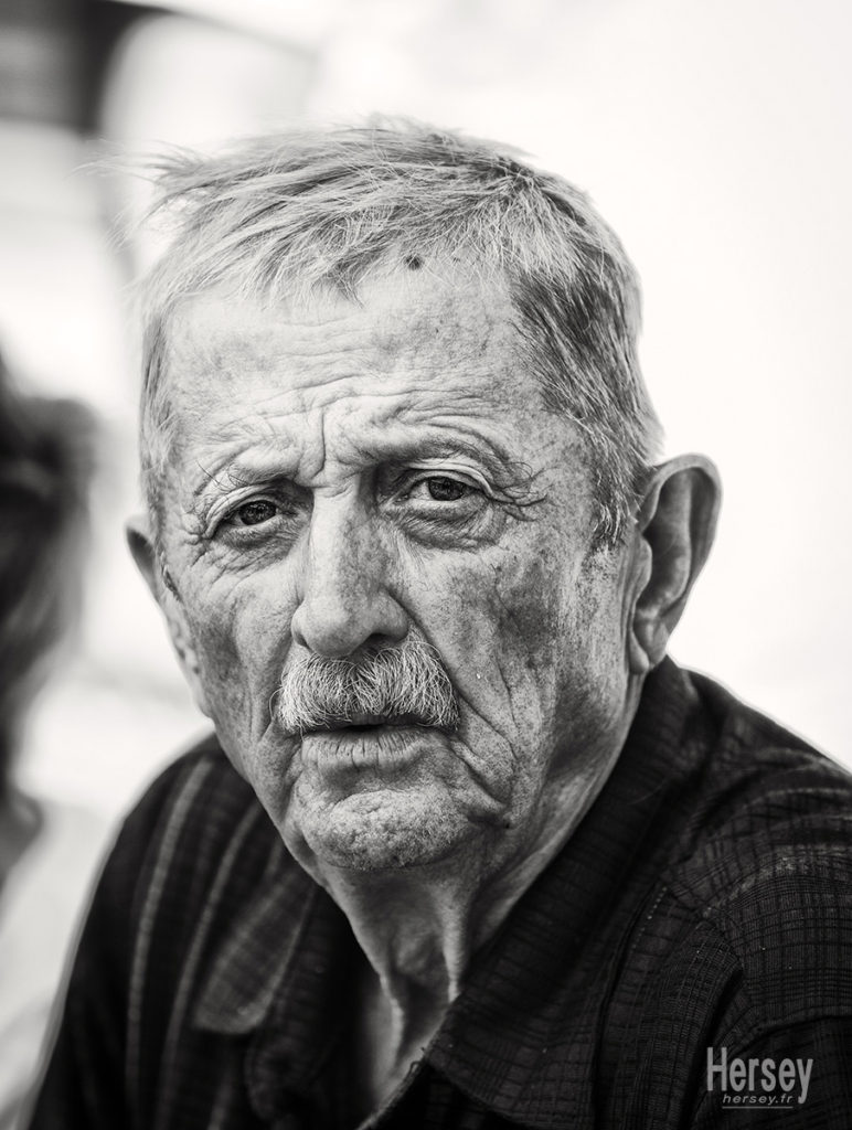Portrait vieil homme noir et blanc © Hersey Photographe portrait Uzès Nîmes