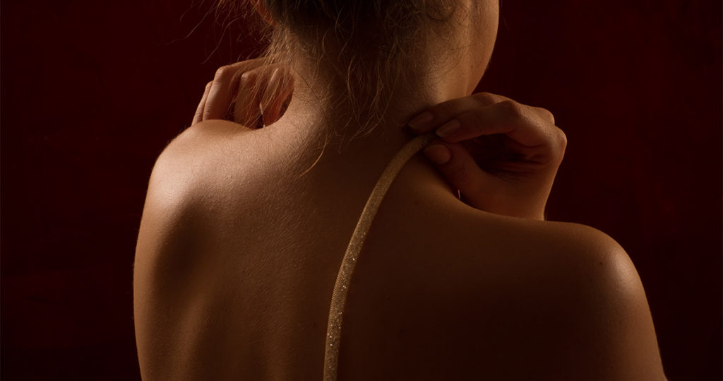 séance photo de charme et boudoir réalisée en studio modèle dos nu lumière tamisée clair obscur © Hersey Photographe Nîmes