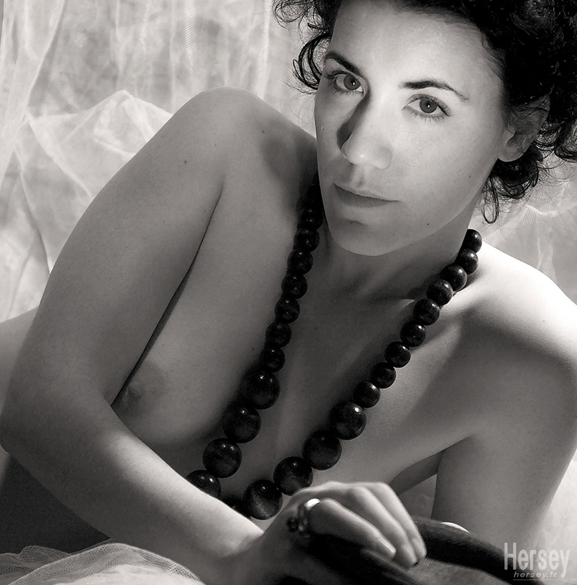 Portrait d'Aurelie en noir et blanc avec collier de grosses perles noires © Hersey Photographe charme boudoir glamour érotisme nu artistique Nîmes Gardsensualité Nîmes Gard
