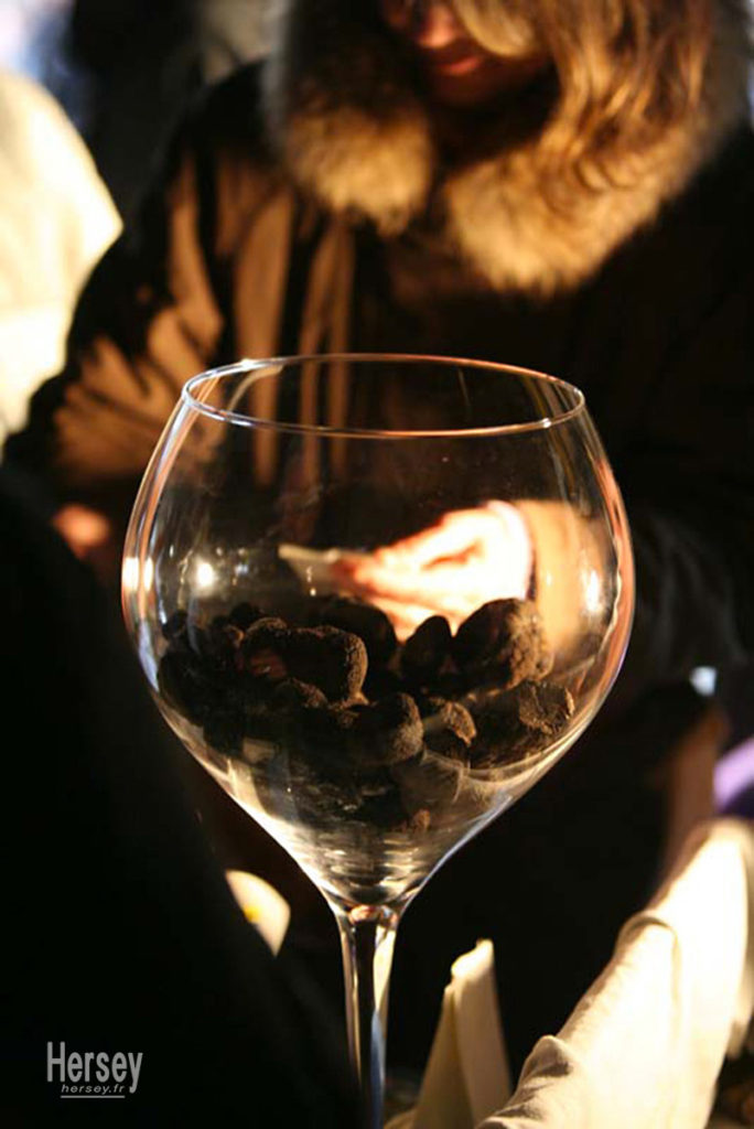 Présentations de truffes dans un verre à dégustation fête de la truffe Uzès Gard © Hersey Photographe Uzès