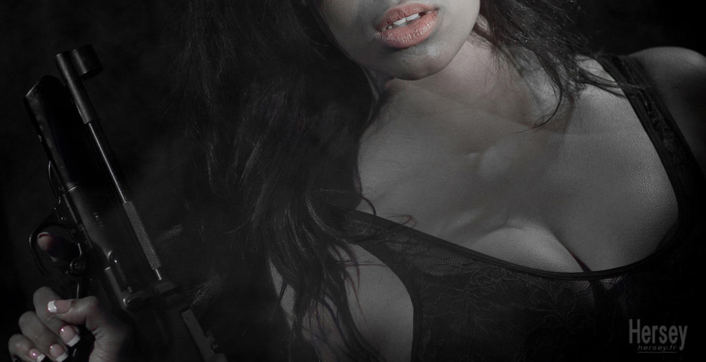 Séance photo portrait de charme sexy sur le thème James Bond girl. Hersey Photographe Charme Boudoir Nîmes Gard