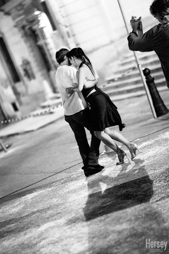 Couple dansant le tango à Uzès © Hersey Photographe Uzès