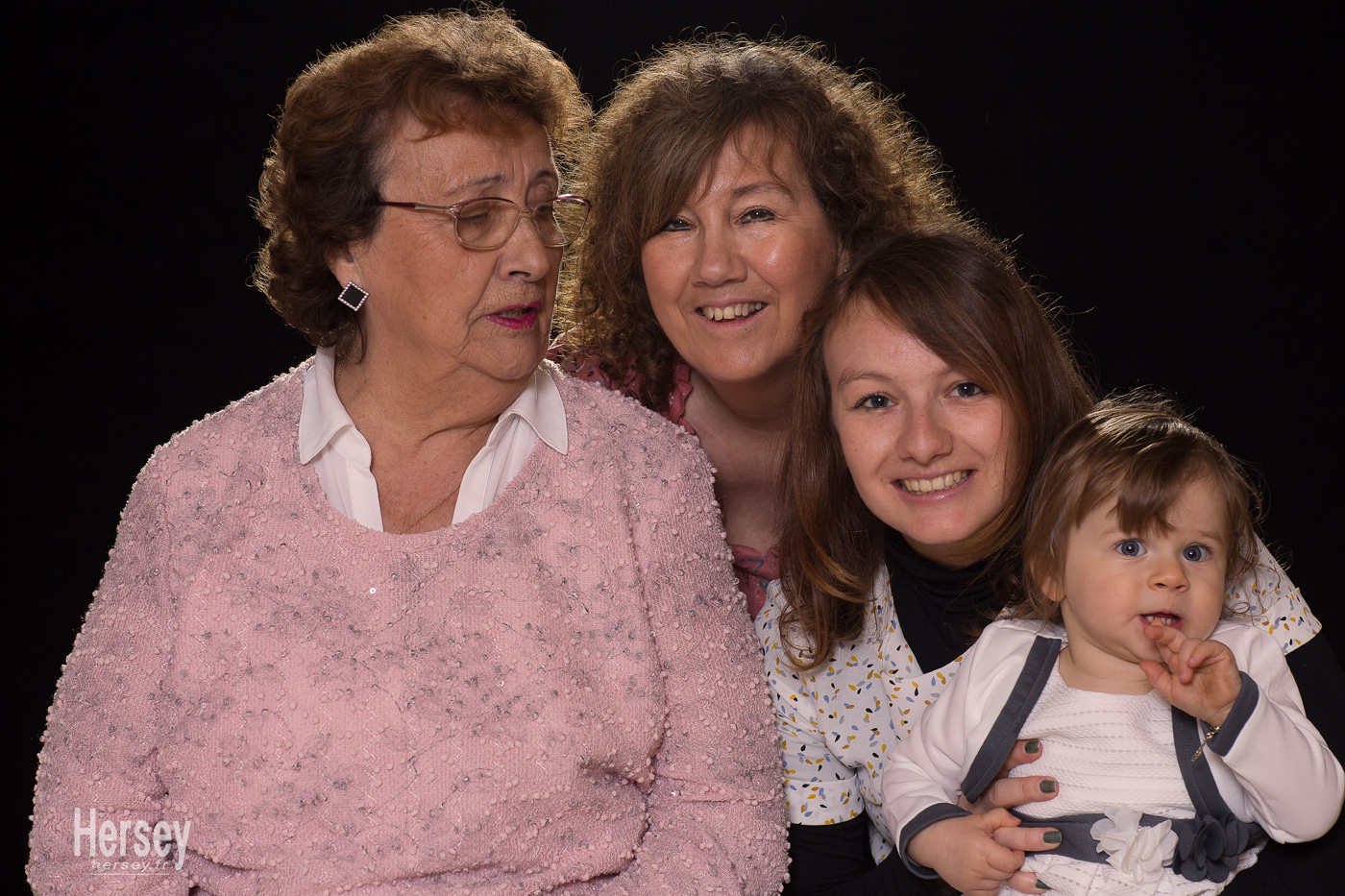 Photographie de 4 générations réunies - © Hersey Photographe de famille