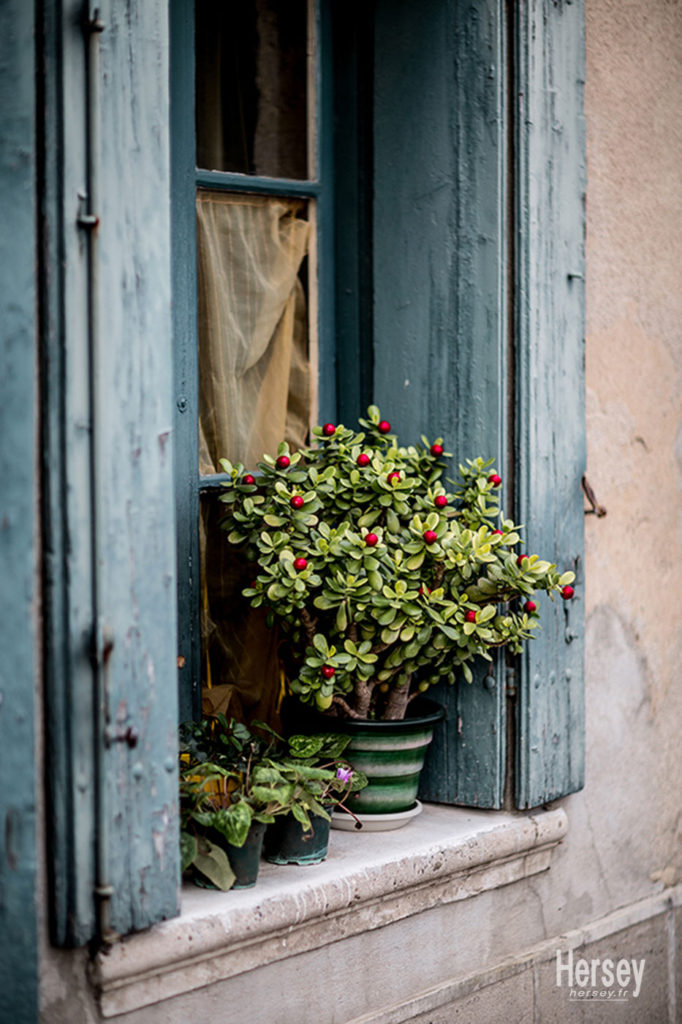 Fenêtre ancienne dans le vieux quartier du Barry à Uzès dans le Gard Sud de la France © Hersey Photographe Uzès