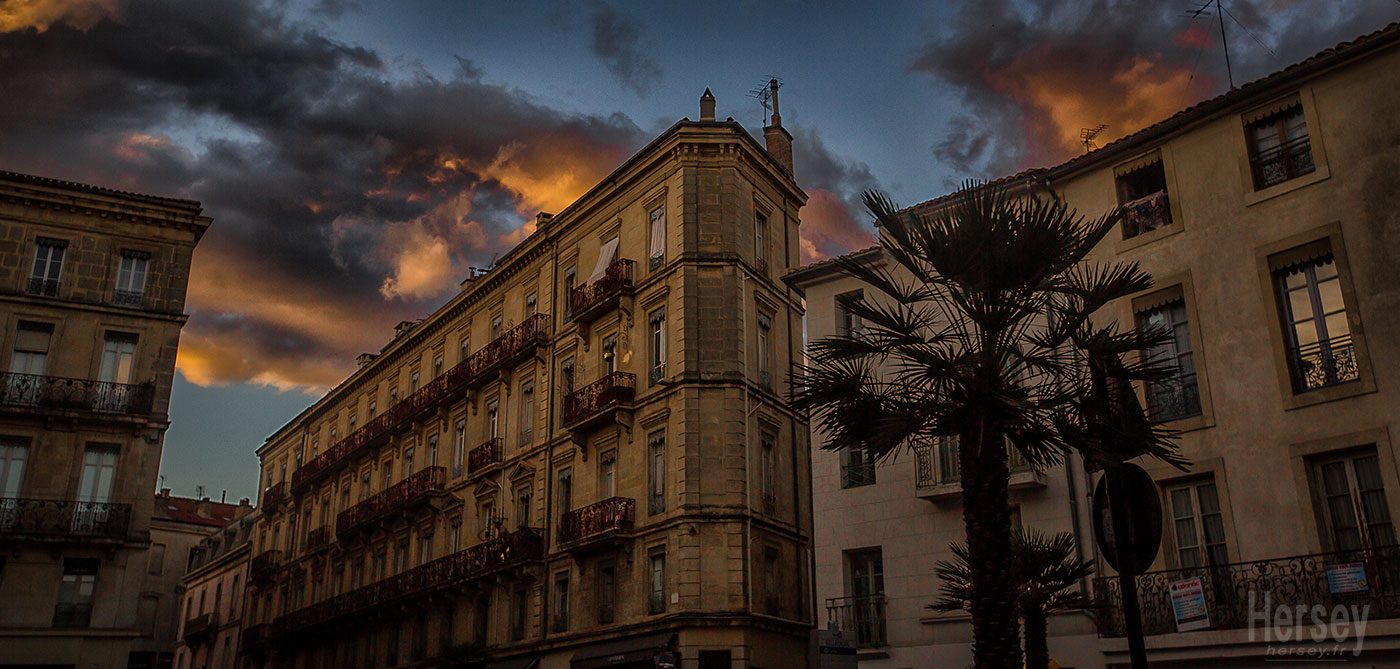 Place Bellecroix Quartier centre de Nîmes soleil couchant