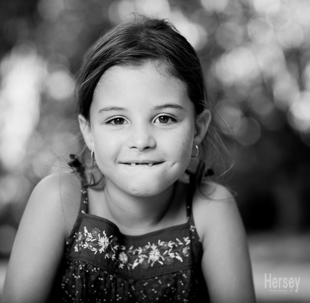 portrait jeune fille en noir et blanc © Hersey Photographe portrait Uzès Nîmes
