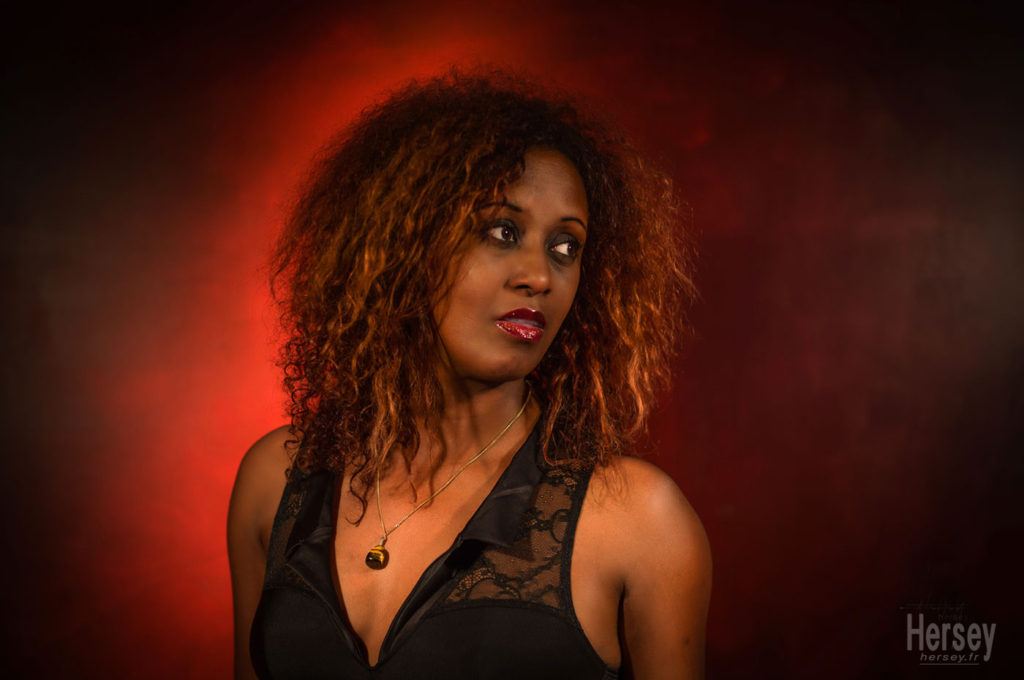 Photo portrait féminin studio sur fond rouge © Hersey Photographe portrait Uzès Nîmes