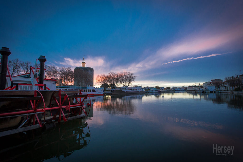 Aigues Mortes le canal et la Tour de Constance au soleil couchant © Hersey Photographe