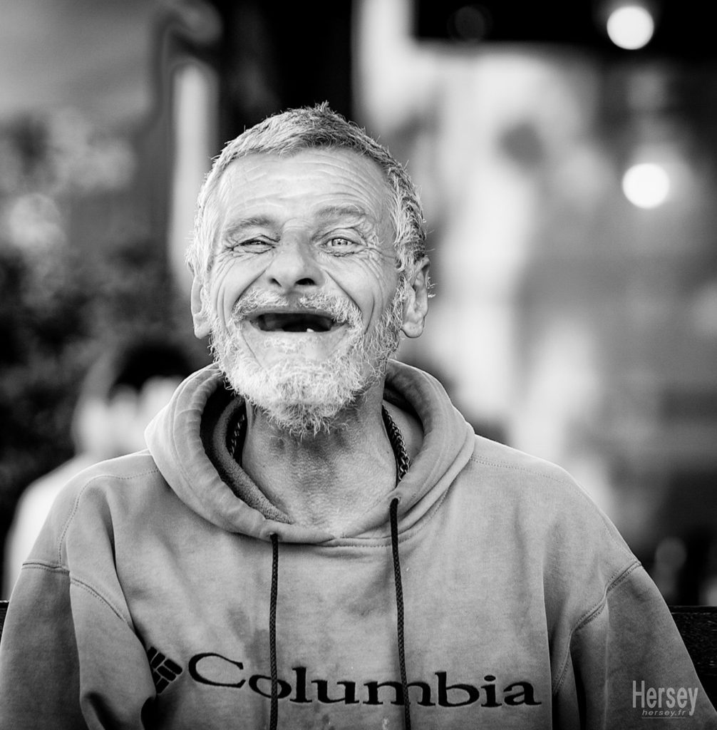 SDF photo de rue street black and white photography portrait de SDF dans la rue photo en noir et blanc © Hersey Photographe portrait Uzès Nîmes