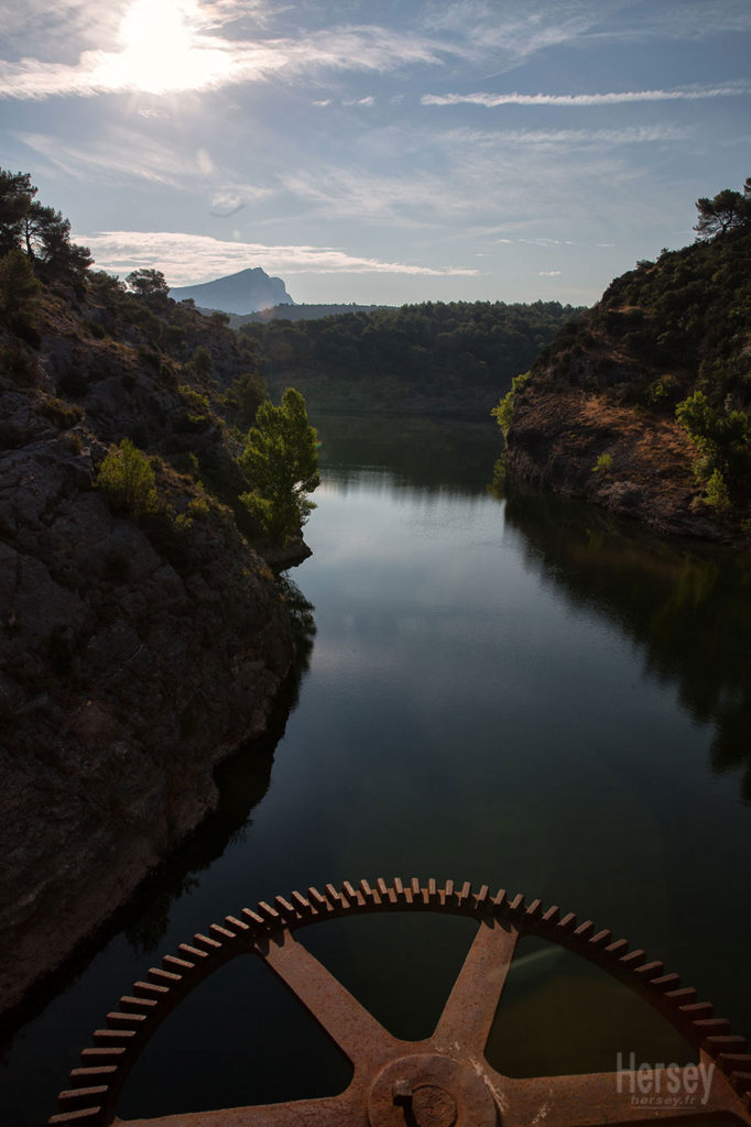 Le lac Zola vu du barrage et la montagne Sainte Victoire vers Aix en Provence