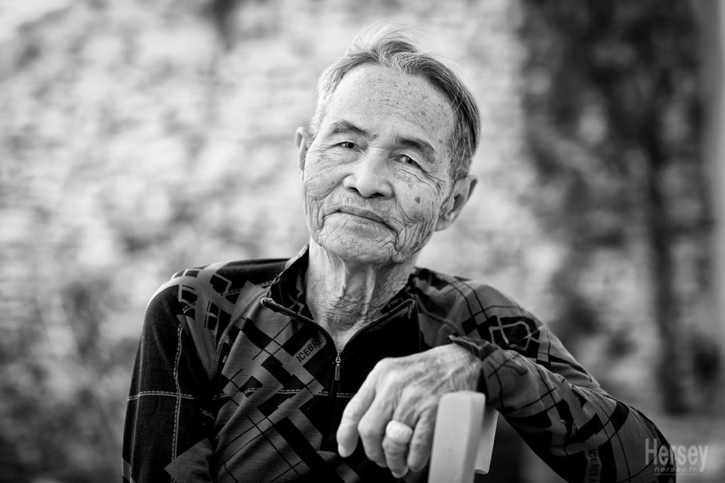 portrait vieil homme asiatique noir et blanc © Hersey Photographe portrait Uzès Nîmes