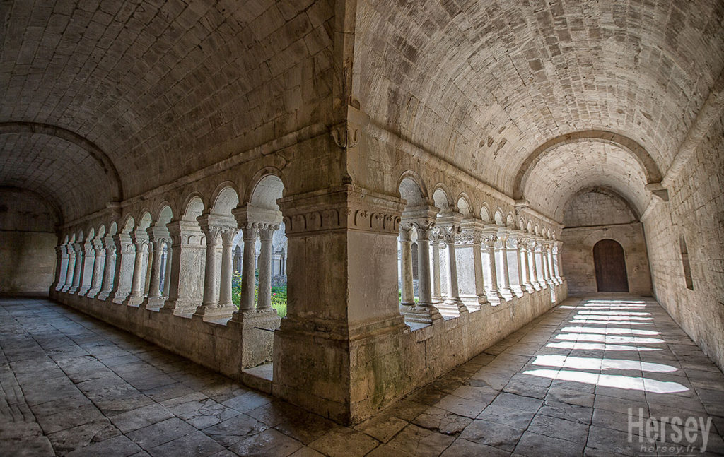Photo du cloître de l'abbaye de Sénanques Gordes Lubéron