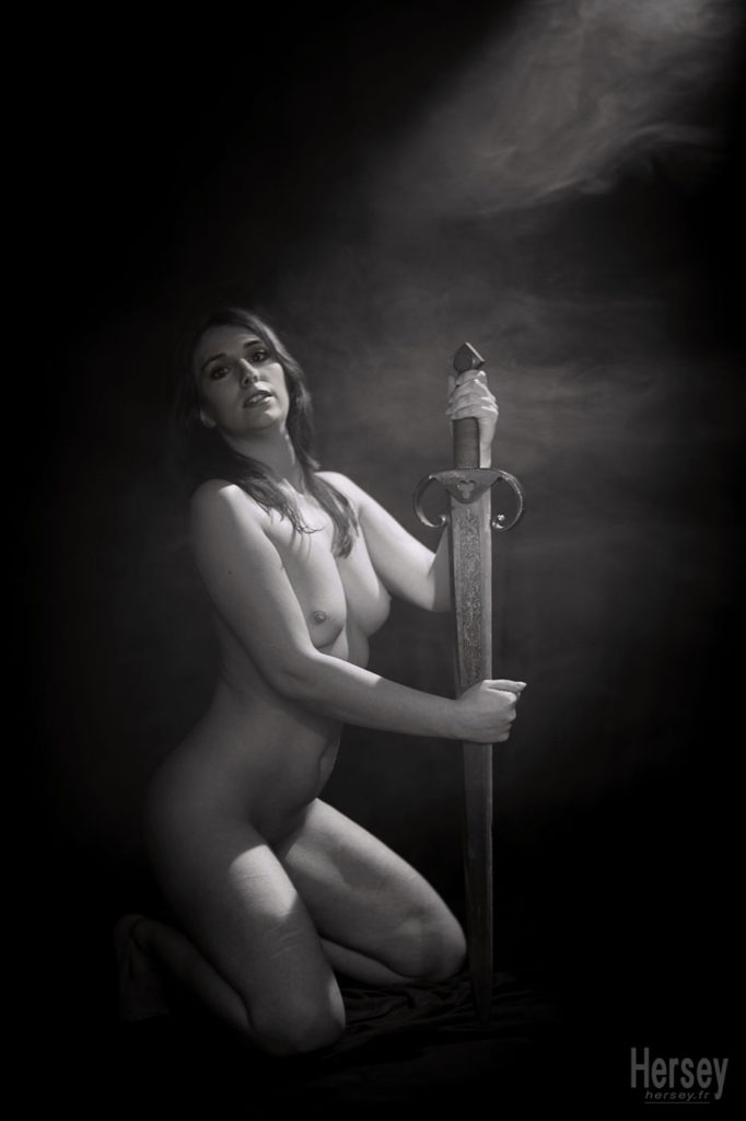 Photo de charme en noir et blanc avec une épée médiévale ancienne © Hersey Photographe charme boudoir nu artistique Nîmes