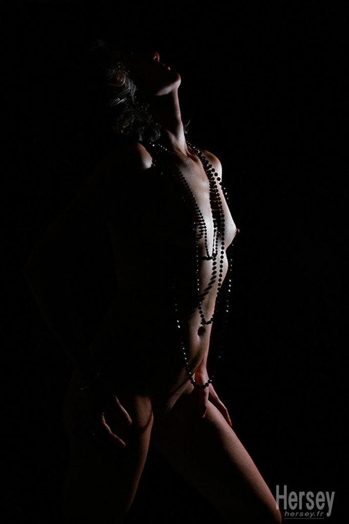 Photo de charme. Nu en clair obscur avec collier de perles noires © Hersey Photographe charme boudoir nu artistique glamour Nîmes Gard