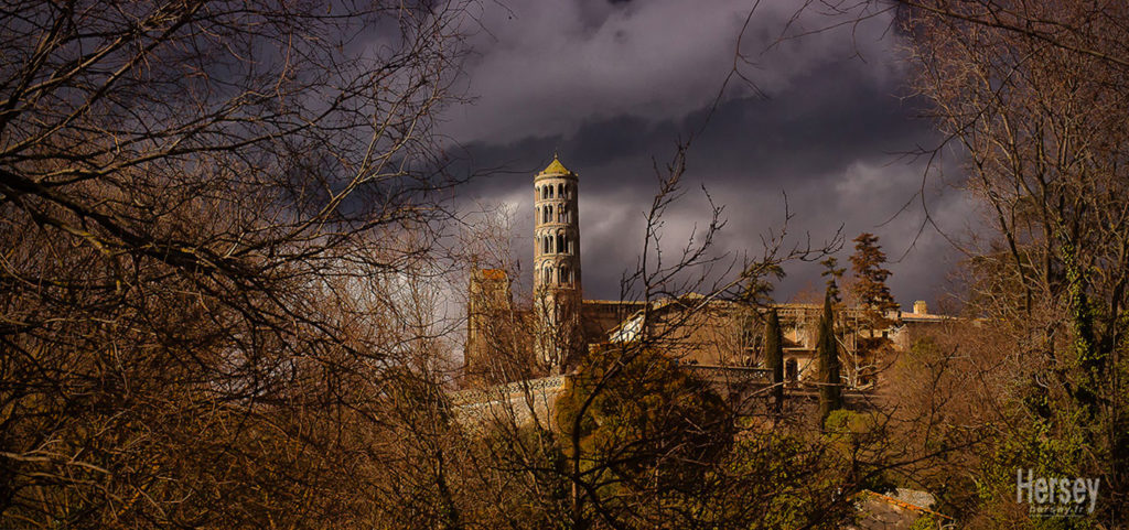 Tour Fenestrelle Cathedrale St Theodorit Uzes Gard Occitanie ciel d'orage © Hersey Photographe Uzès