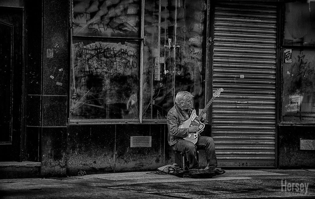 Musicien de rue à Glasgow Ecosse photo de rue par Hersey Photographe Uzès Nîmes Gard