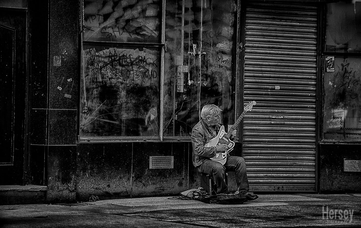 Busker Glasgow Photo prise dans une rue de Glasgow Ecosse © Hersey Photographe