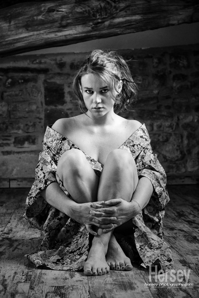 Portrait de Naïs en noir et blanc © Hersey Photographe