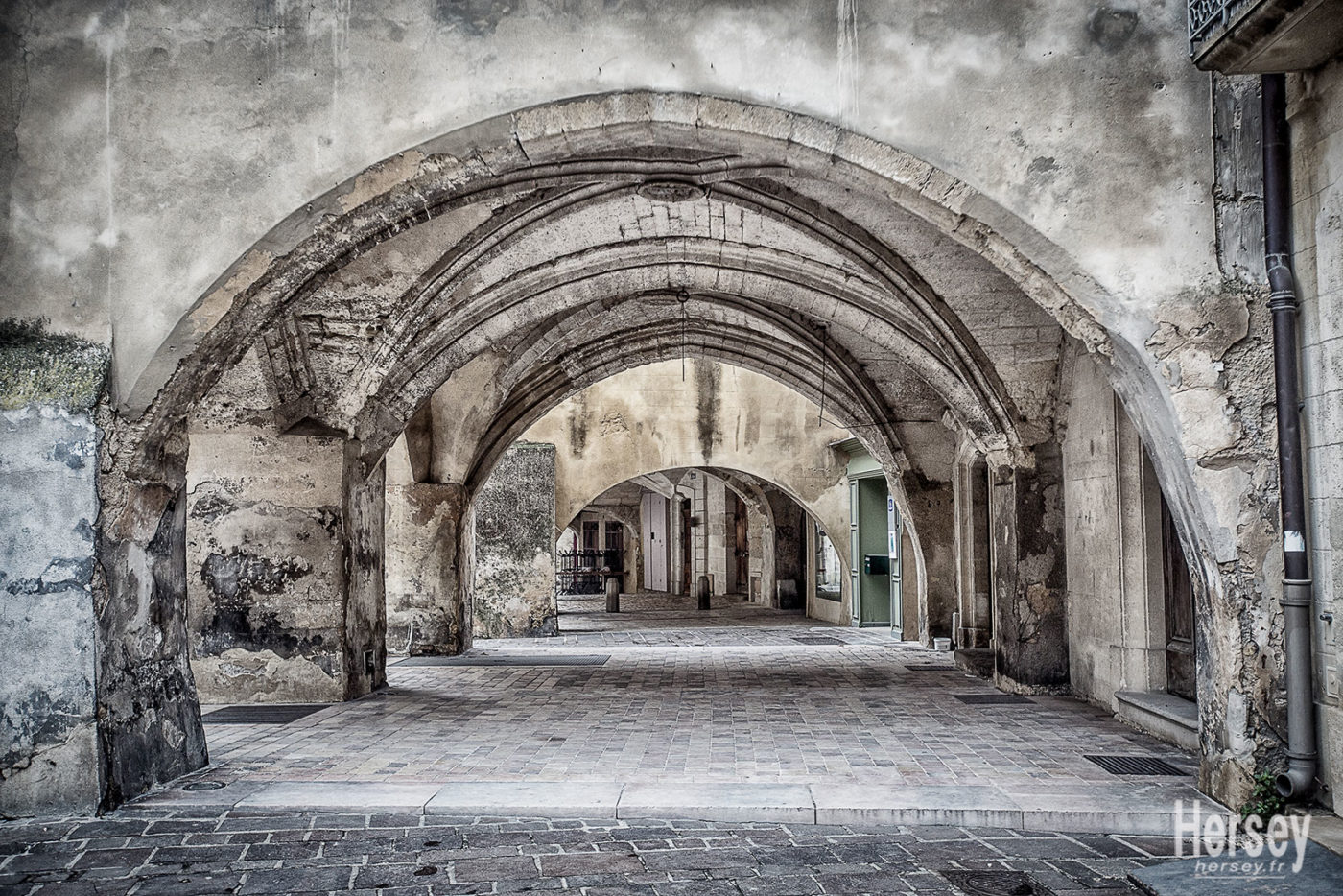 Photo des arceaux de la place Dampmartin à Uzès Gard Occitanie © Hersey Photographe Uzès