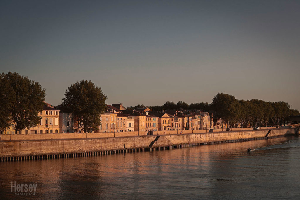 Arles et le Rhône au soleil couchant © Hersey Photographe