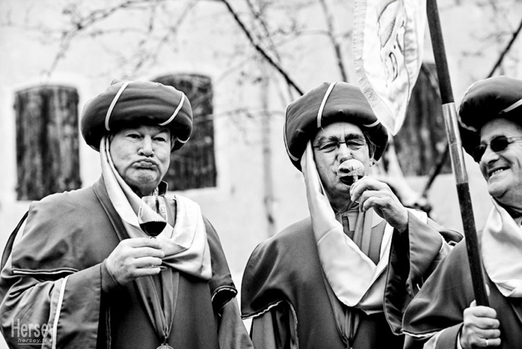 Dégustation de vin par La confrérie bacchique à Uzès au cours des journées de la Truffe © Hersey Photographe Uzès