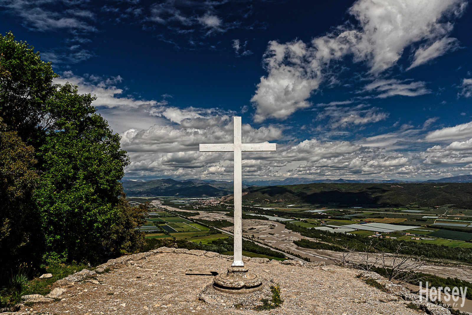 Croix blanche du monastère prieuré de Ganagobie et vue sur la vallée de la Durance