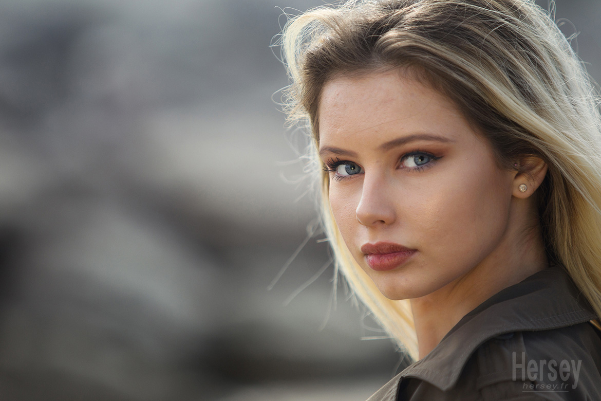 Portrait de Delphine en couleur © Hersey Photographe portrait Uzès Nîmes Gard