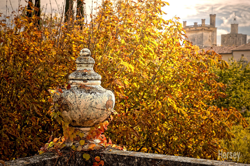 Vue sur les tours du Duché d'Uzes aux couleurs de l'automne © Hersey Photographe Uzès Gard