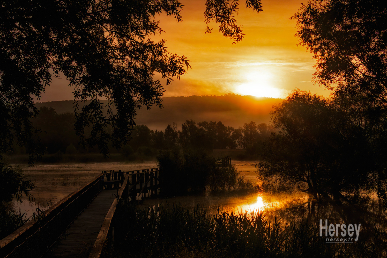 Paysages © Hersey Photographe Gard Lever de soleil sur l'étang de la Capelle et Masmolène Gard © Hersey Photographe Uzès Gard