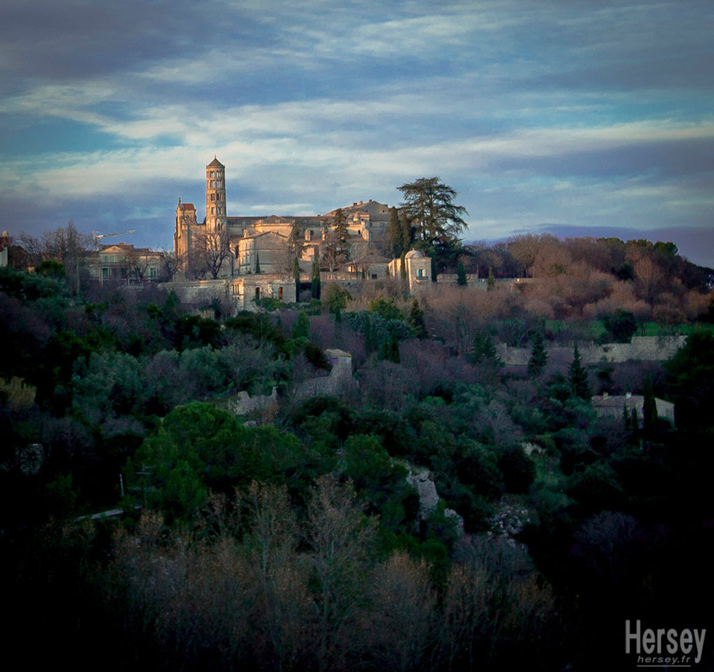 Cathédrale Saint Théodorit Uzès et la Tour Fenestrelle au soleil couchant © Hersey Photographe Uzès