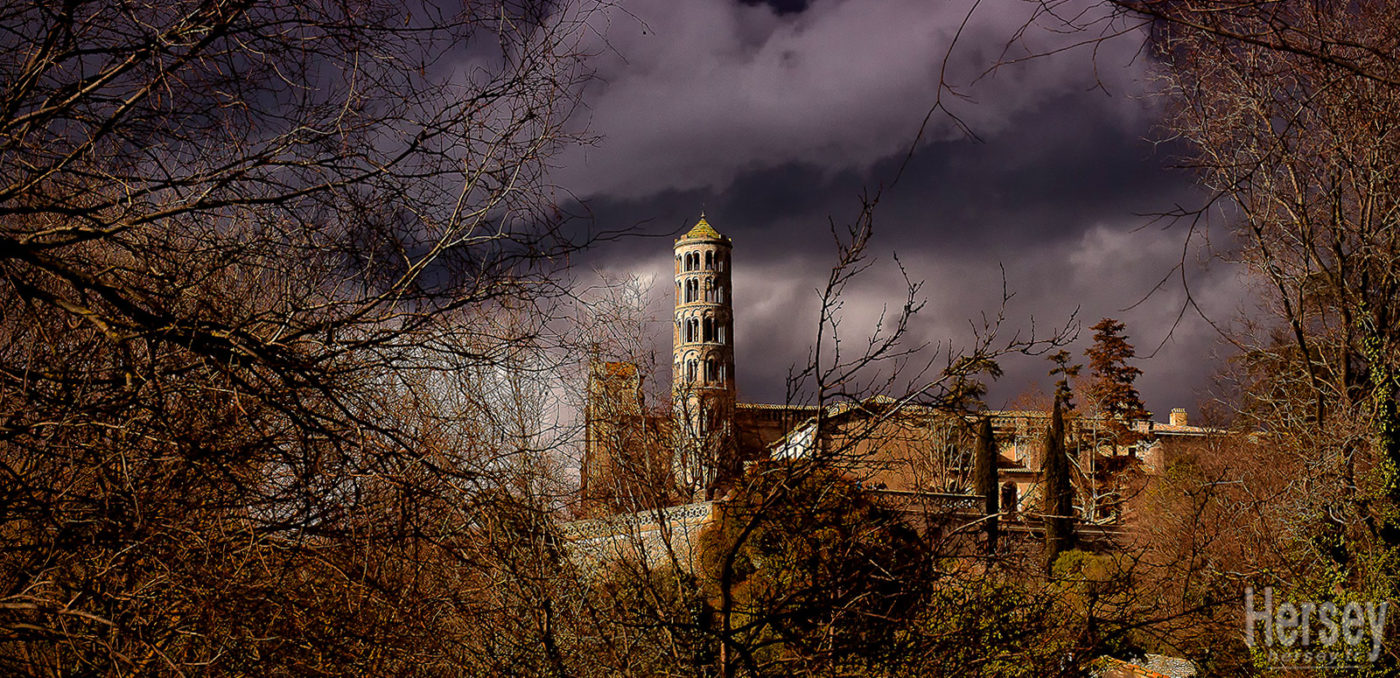 La Tour Fenestrelle et la cathédrale Saint Théodorit sous un ciel d'orage à Uzès Gard Occitanie © Hersey Photographe Uzès Gard