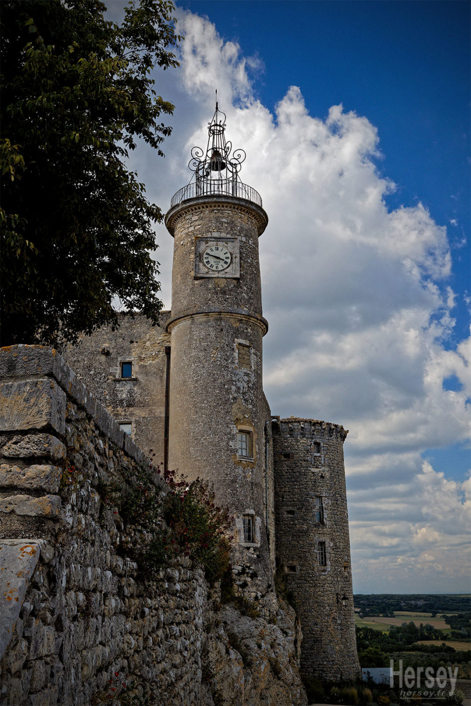 Tour de l'horloge du Château de Lussan dans le Gard © Hersey Photographe