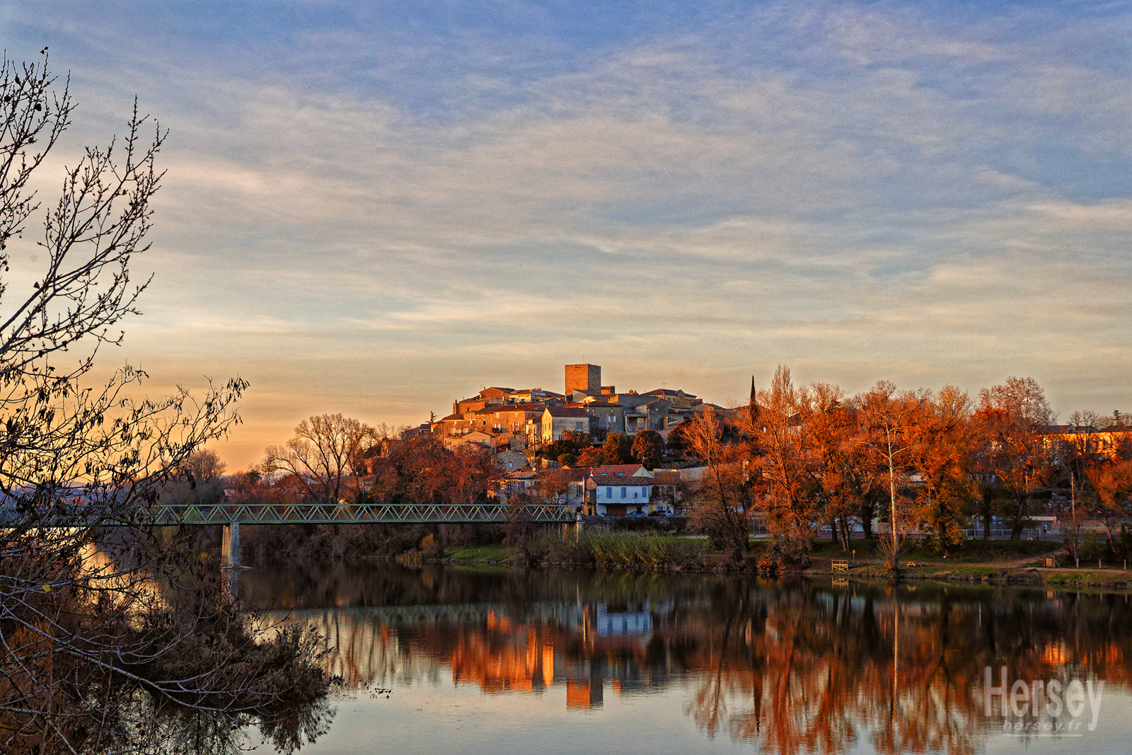 Moussac dans le Gard au soleil couchant. Passerelle sur le Gardon