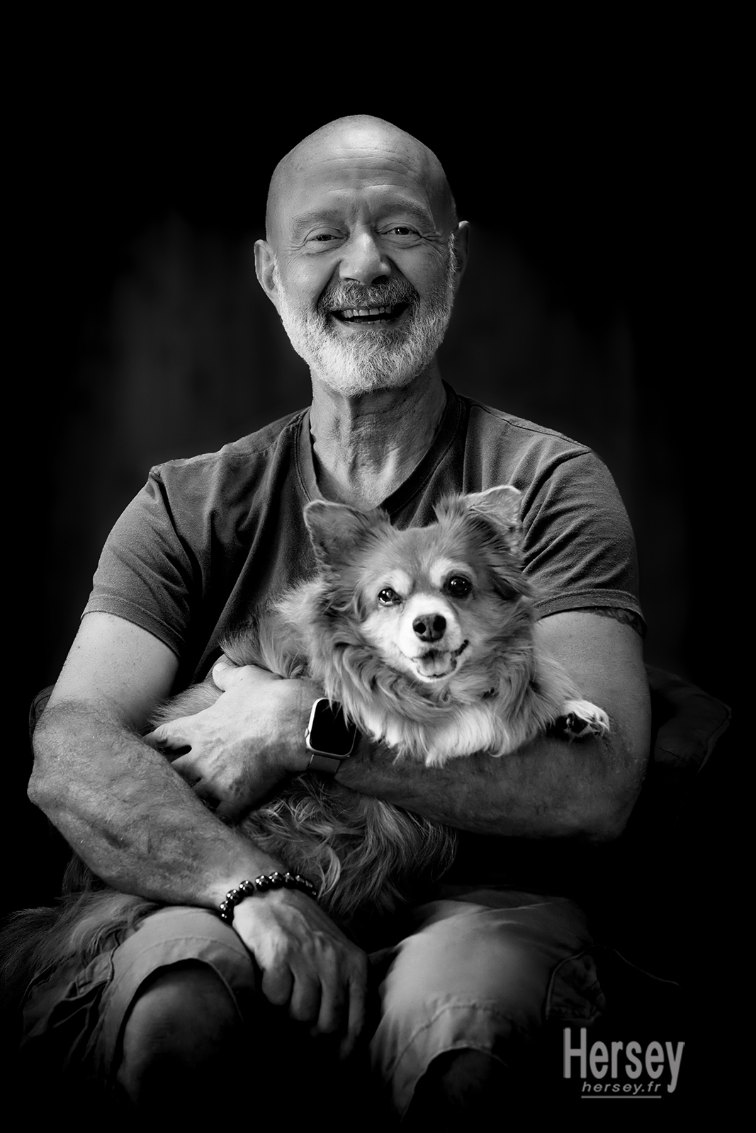 Portrait masculin en noir et blanc avec chien chihuahua © Hersey Photographe