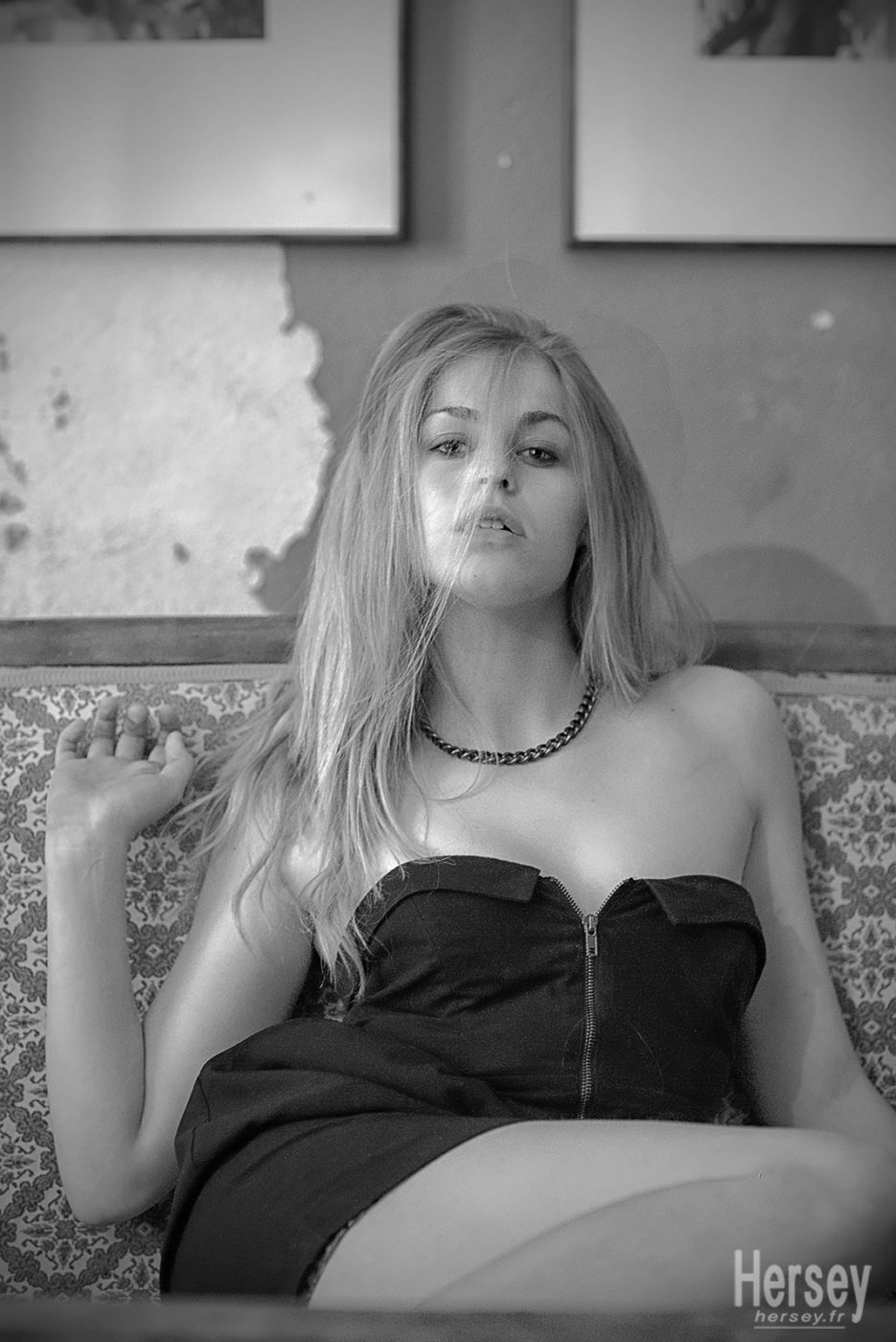 Portrait de Chloé en noir et blanc © Hersey Photographe portrait lifestyle boudoir Uzès Nîmes Gard