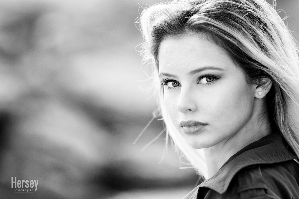 Portrait photo de Delphine en noir et blanc © Hersey Photographe de portrait Uzès Nîmes Gard