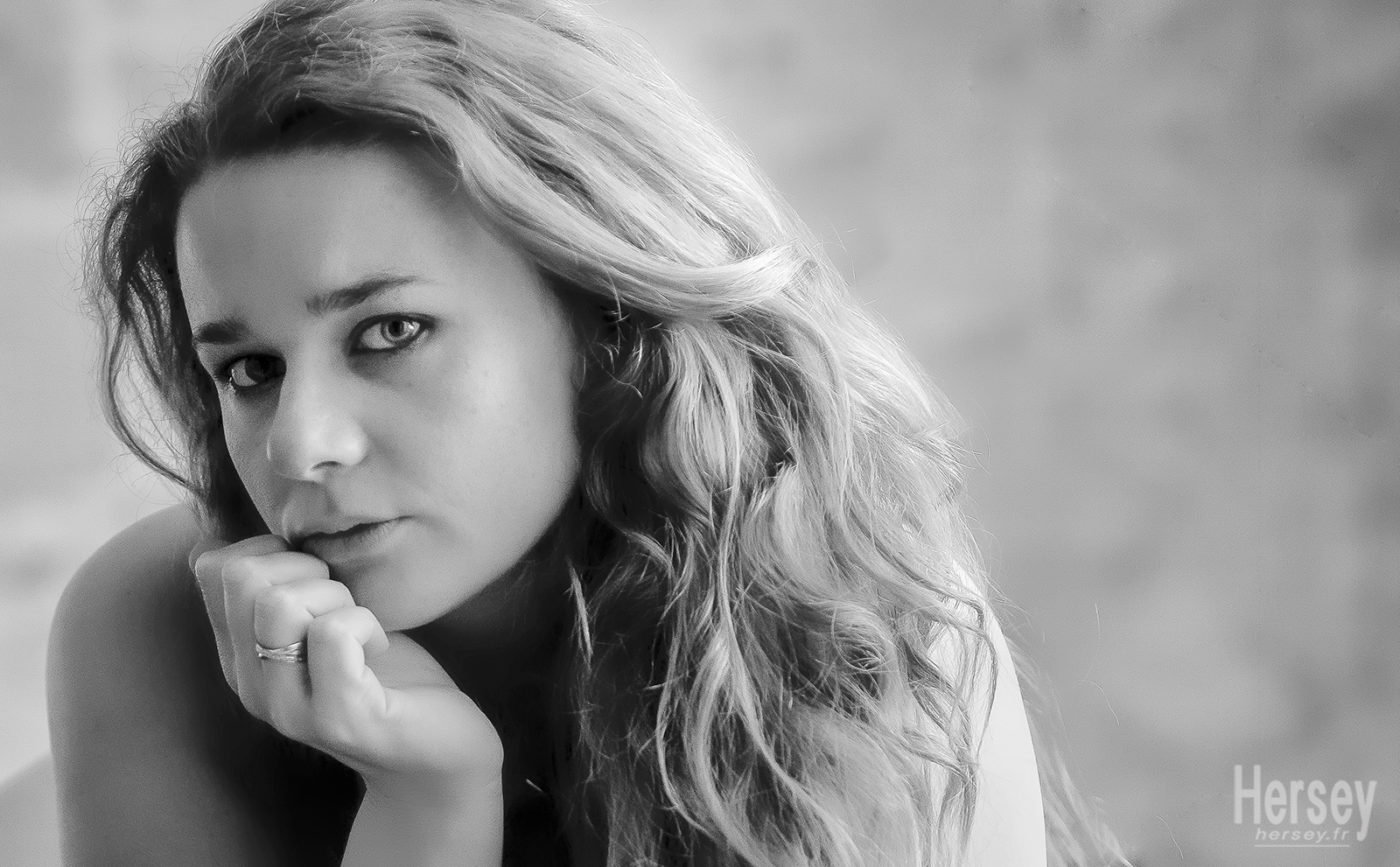 Portrait de Naïs en noir et blanc © Hersey Photographe de portrait Uzès Nîmes Gard