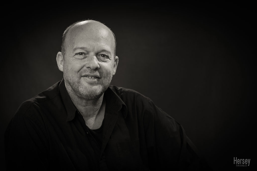 Portrait masculin studio noir et blanc © Hersey Photographe portrait Uzès Nîmes