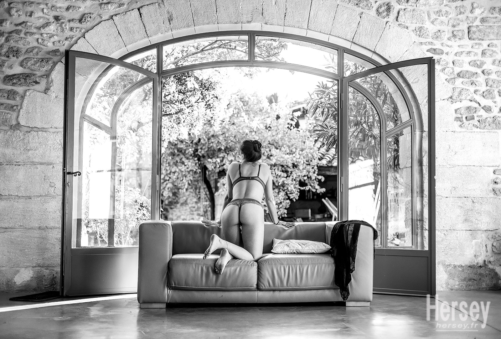 Jeune Femme en lingerie fine vue de dos sur un canapé © Hersey Photographe charme glamour sensualité Nîmes