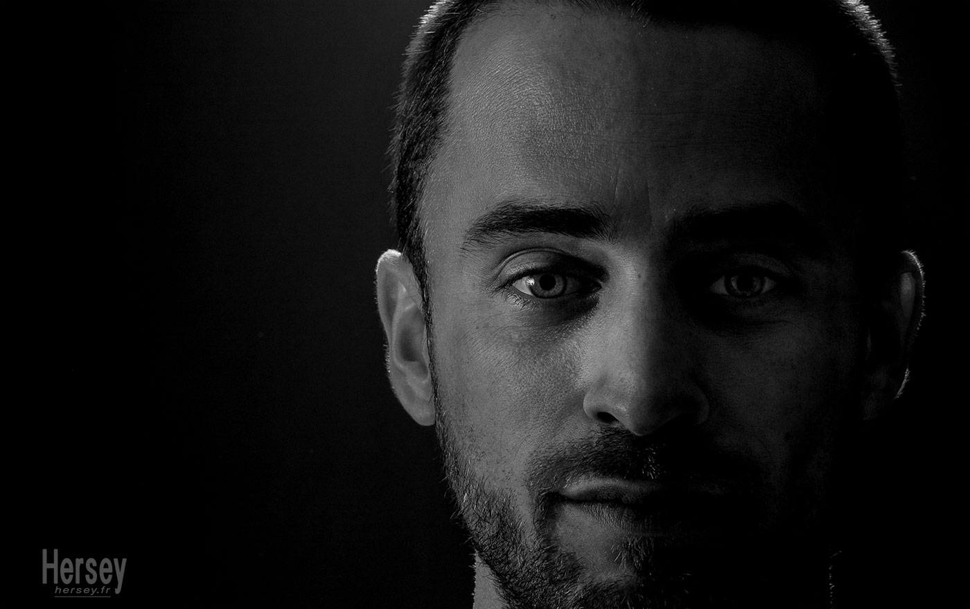 Photo portrait de Romain Thorel musicien corniste cor français Pianiste claviers avec Lazuli Maiin © Hersey Photographe portrait Uzès Nîmes