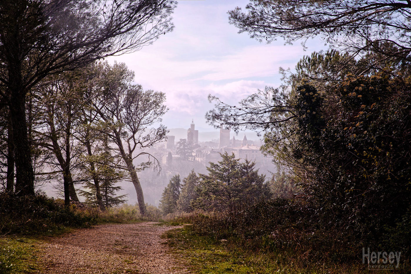 Uzès dans la brume vue depuis le chemin menant à Saint Siffret © Hersey Photographe Uzès