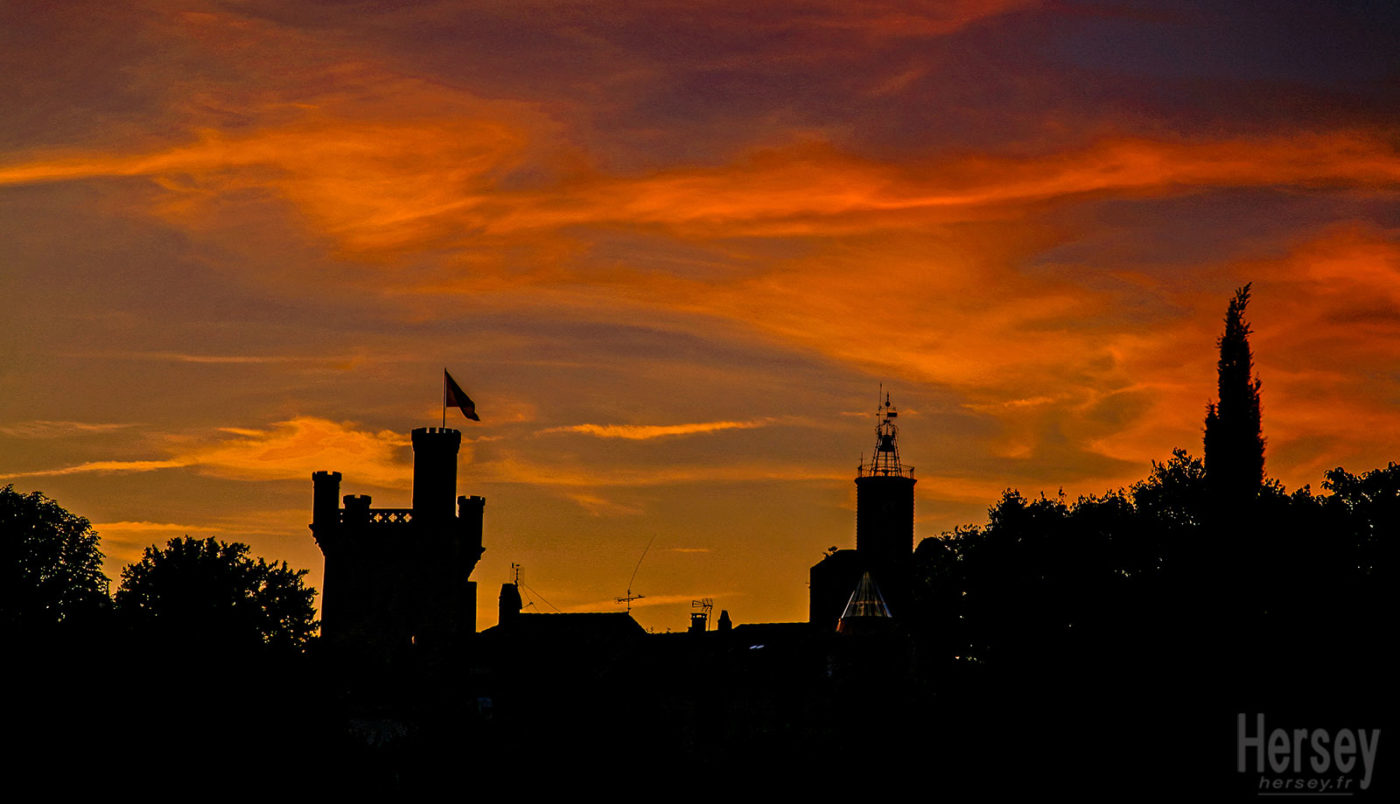 photo d'Uzès et ses tours au soleil couchant © Hersey Photographe Uzès