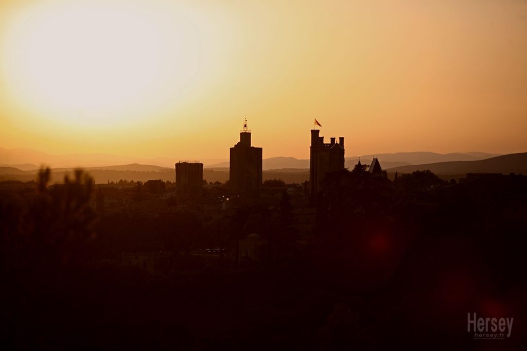 Soleil couchant sur le duché D'Uzès Gard Occitanie vue sur les trois tours : la Tour du Roi, la Tour du Duché et la Tour de l'Evèque © Hersey Photographe Uzès