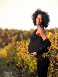 Photographe de grossesse à Uzès pour future maman - Jeune femme posant dans les vignes © Hersey Photographe Uzès